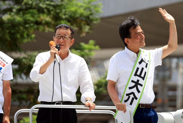 候補者の応援演説に駆け付けた日本維新の会社の松井一郎代表（左）＝６月２６日、尼崎市内