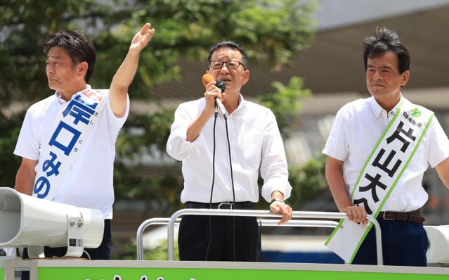 候補者の応援演説に駆け付けた日本維新の会松井一郎代表（中央）＝６月２６日、尼崎市内