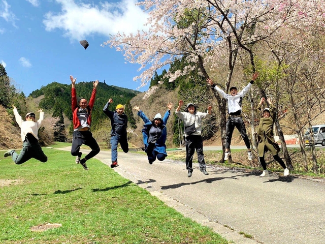 宍粟の桜をアピールするしそくらメンバーたち＝宍粟市波賀町（しそくら提供）