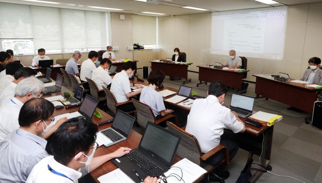 県立高校の統合実施計画について報告された兵庫県教育委員会＝１４日午後、兵庫県庁３号館（撮影・長嶺麻子）