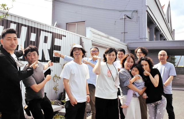 安積英樹さん（左端）ら運営メンバー＝豊岡市一日市