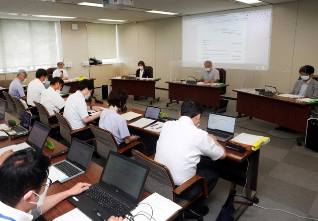 兵庫県立高校の再編対象１４校が報告された県教育委員会定例会＝１４日午後、神戸市中央区、兵庫県庁３号館教育委員会室（撮影・長嶺麻子）
