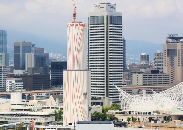 ２カ月半ぶりに白い足場シートで覆われた神戸ポートタワー＝１５日午後、神戸市中央区波止場町