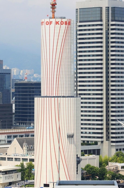 ２カ月半ぶりに白い足場シートで覆われた神戸ポートタワー＝１５日午後、神戸市中央区波止場町