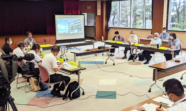 明石公園のあり方について意見を交わす委員ら＝明石市相生町２