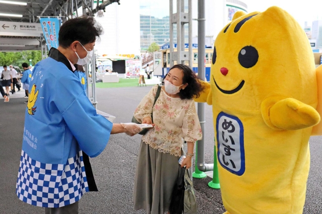 参院選の投票を呼びかける県選管職員。右は「めいすいくん」＝神戸市中央区雲井通８