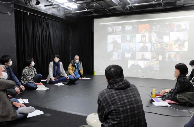 宮城県で「学校ウサギをつかまえろ」を上演するピッコロ劇団＝２０１５年１１月（劇団提供）