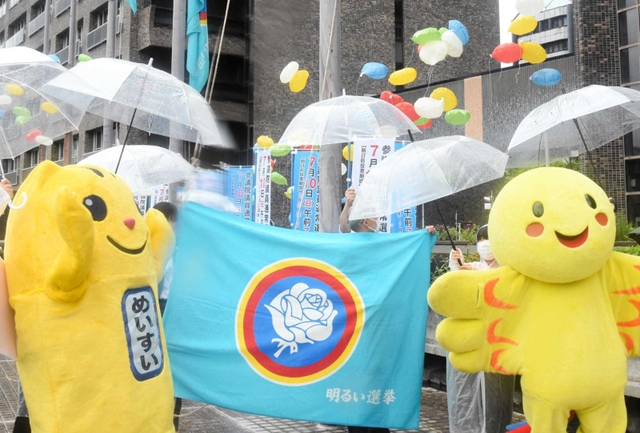 参院選公示の前日、明るく公正な選挙を願って掲げられた白バラ旗＝６月21日、兵庫県庁