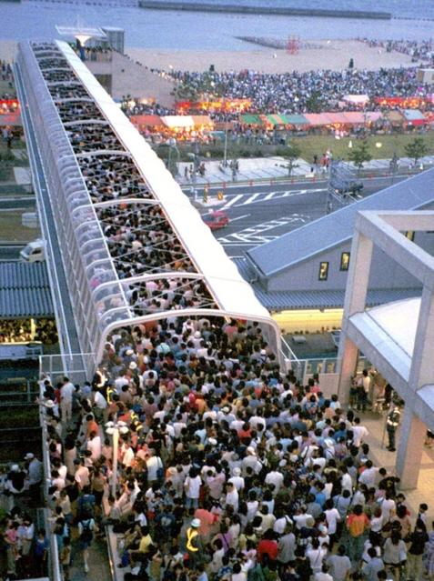 事故の約１時間半前、現場近くの住民が撮影した明石市の朝霧歩道橋。歩道橋から大蔵海岸まで、花火の見物客で混雑している＝２００１年７月２１日（住民提供）