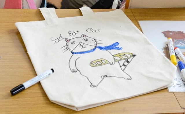 完成したオリジナルデブ猫バッグ＝神戸市灘区王子町３