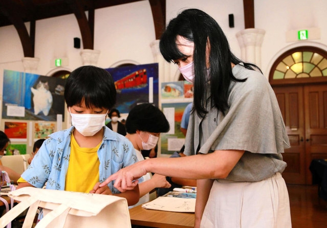 かのうかりんさん（右）とのワークショップを楽しむ子どもら＝神戸市灘区王子町３