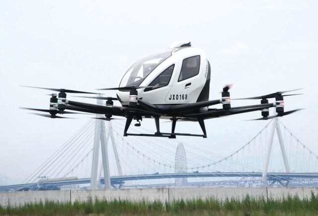 飛行する「空飛ぶクルマ」＝１８日午前、尼崎市船出
