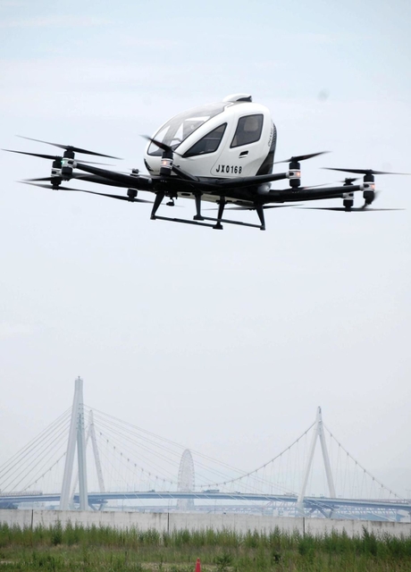 飛行する「空飛ぶクルマ」＝１８日午前、尼崎市船出