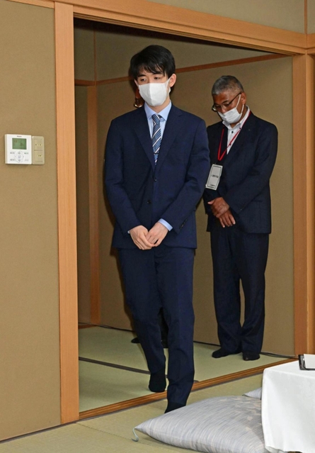 対局室に入室する藤井聡太王位＝１９日午後、神戸市北区有馬町、有馬温泉の旅館「中の坊瑞苑」（撮影・中西幸大）