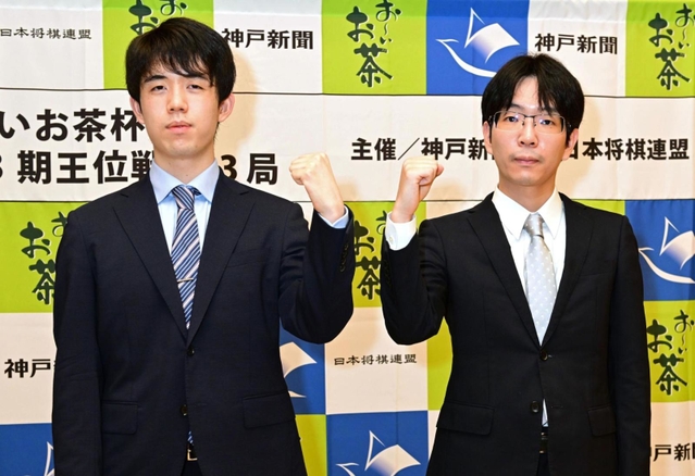対局へ意気込む藤井聡太王位（左）と豊島将之九段＝１９日午後、神戸市北区有馬町、有馬温泉の旅館「中の坊瑞苑」（撮影・中西幸大）