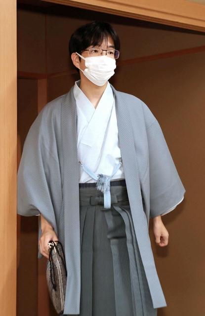 対局室に入る豊島将之九段＝２０日午前８時４８分、神戸市北区有馬町の旅館「中の坊瑞苑」（撮影・長嶺麻子）