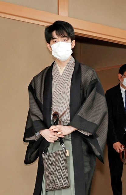 対局室に入る藤井聡太王位＝２０日午前８時４６分、神戸市北区有馬町の旅館「中の坊瑞苑」（撮影・長嶺麻子）