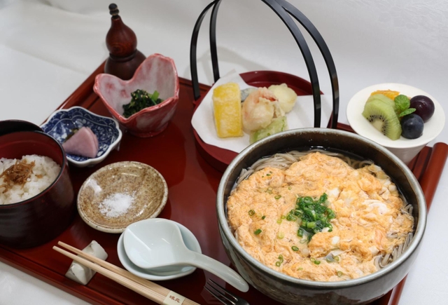 豊島将之九段が注文した「そば膳」＝神戸市北区有馬町、中の坊瑞苑（撮影・長嶺麻子）