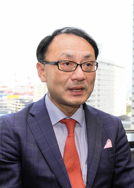 緊急事態宣言解除について語る勝田教授＝神戸市内