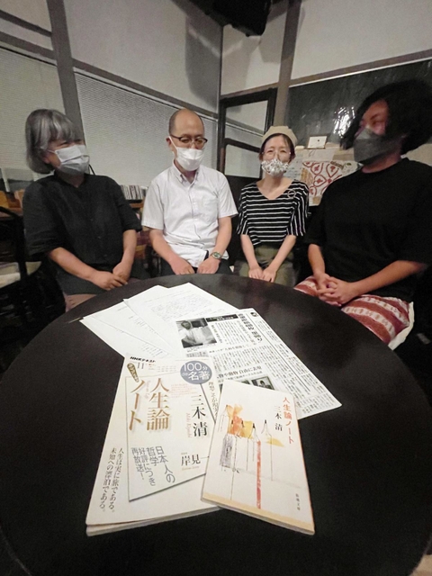 人生論ノートについて語り合う（左から）井上美佳さん、吉田元幸さん、岡本智子さん、宰井琢騰さん＝たつの市龍野町富永、ガレリア　アーツ＆ティー