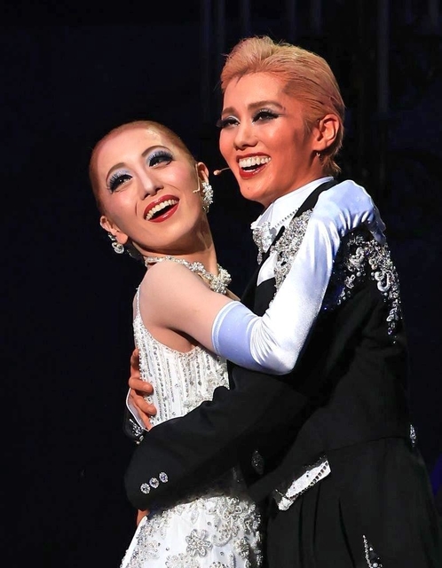 デュエットの場面が多かった彩風咲奈（右）と朝月希和＝梅田芸術劇場（撮影・鈴木雅之）