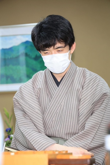 豊島将之九段に勝ち、対局を振り返る藤井聡太王位＝２１日午後、神戸市北区有馬町の旅館「中の坊瑞苑」（撮影・吉田敦史）