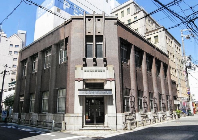 ＪＲ三ノ宮駅北側の繁華街に立つ帝国信栄本社屋＝神戸市中央区琴ノ緒町５（同市提供）