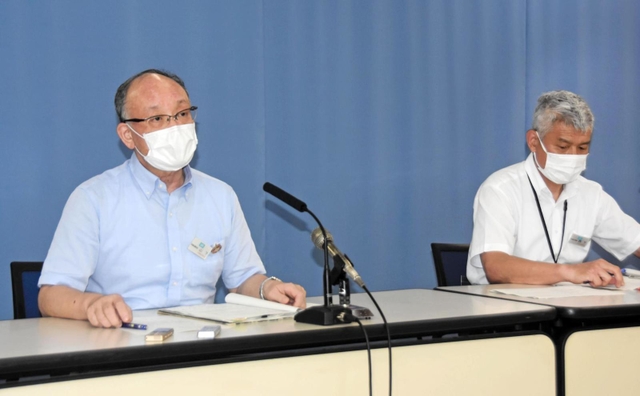 新型コロナウイルスの感染者急増を受けて、専用病床の増床を発表する兵庫県の山下輝夫・保健医療部長（左）ら＝２２日午後、県庁