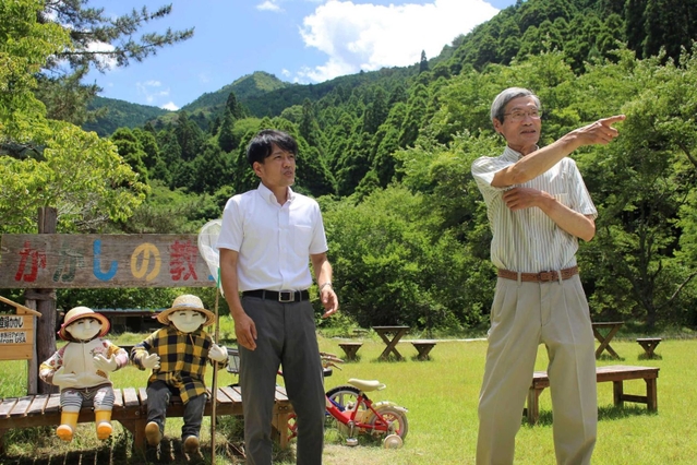 岡上正人さん（右）から安富町関地区の案内を受ける神姫バスの津村拓也さん＝姫路市安富町関