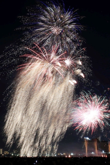 ３年ぶりの開催となった「芦屋サマーカーニバル」の花火ショー。夏の夜空を色とりどりの花火が彩り、観客を魅了した＝芦屋市南浜町、芦屋市総合公園潮芦屋ビーチ（撮影・斎藤雅志）
