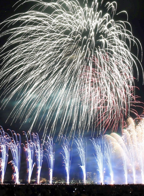 ３年ぶりの開催となった「芦屋サマーカーニバル」の花火ショー。夏の夜空を色とりどりの花火が彩り、観客を魅了した＝芦屋市南浜町、芦屋市総合公園潮芦屋ビーチ（撮影・斎藤雅志）