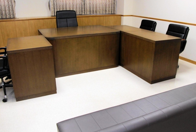 少年審判廷。家裁調査官の報告を受け、ここで裁判官が少年の処分を決める