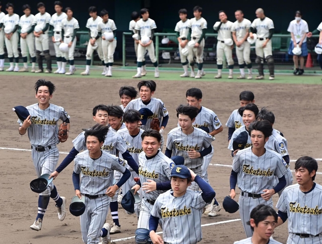 髪を揺らし、応援スタンドへあいさつに向かう球児＝姫路市ウインク