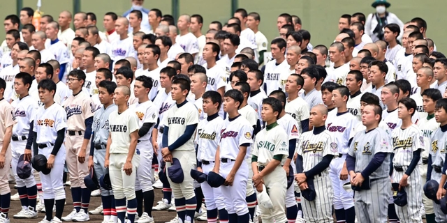 開会式に出席した球児は約１０００人。髪型の多彩さが目を引いた＝６月２５日、姫路市ウインク球場