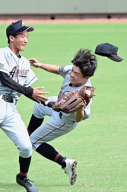 髪をなびかせ好捕＝姫路市ウインク球場