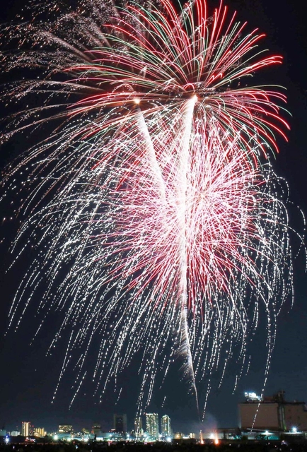 ３年ぶりの開催となった「芦屋サマーカーニバル」の花火ショー。夏の夜空を色とりどりの花火が彩り、観客を魅了した＝芦屋市南浜町、芦屋市総合公園潮芦屋ビーチ（撮影・斎藤雅志）