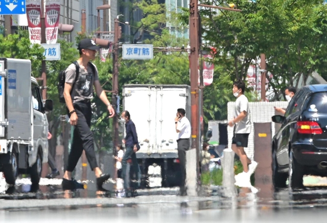 太陽が照り付ける神戸市内。市街地では、熱せられた道路で「逃げ水」の現象が見られる日も＝１日、神戸市中央区