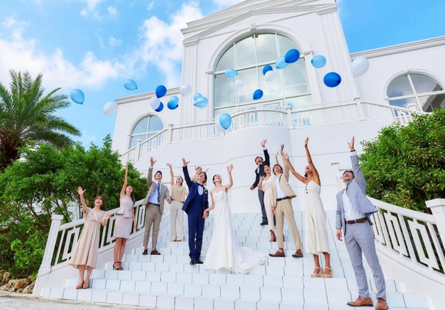 ヘリウムガスが入ったバルーンを飛ばす結婚式参列者（エスクリ提供）