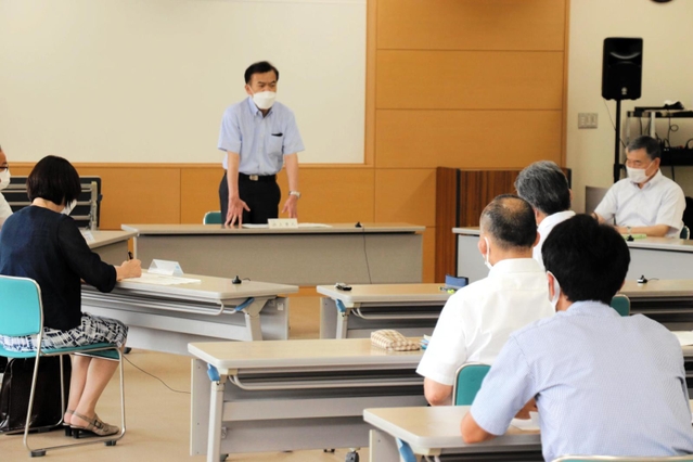 兵庫県香美町の町総合教育会議で学校再編案について説明する浜上勇人町長＝同町役場