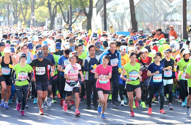 一斉にスタートするランナー＝２０１９年１１月１７日、神戸市中央区