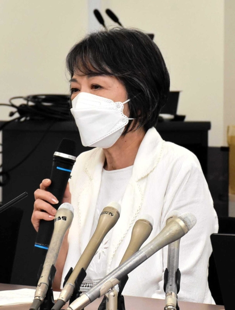 会見で思いを語る有友裕子さん＝尼崎市七松町１の兵庫県弁護士会阪神支部