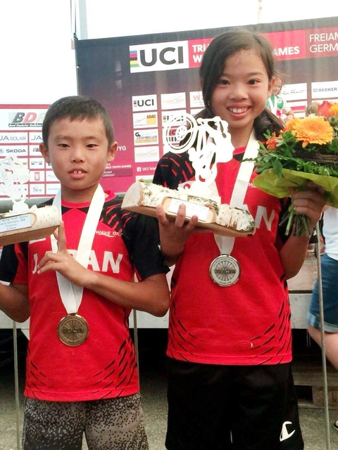２０１６年のドイツ大会でそろってメダルに輝いた横田宏太郎さん（左）と姉の華奈さん（横田さん提供）