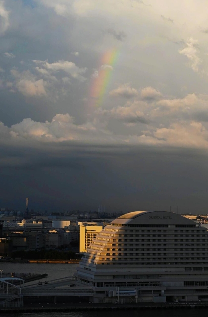 雲間から現れた虹＝２９日午後６時４３分、神戸市中央区東川崎町１から（撮影・坂井萌香）