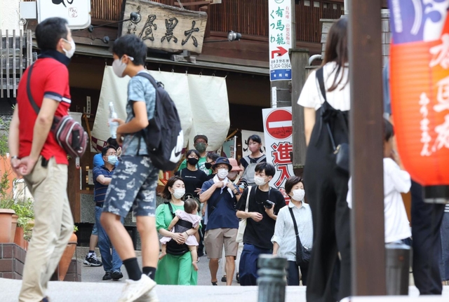観光客のにぎわいが戻る有馬温泉街。全国的な感染急拡大の影響はまだ見通せない＝２９日午後、神戸市北区（撮影・小林良多）