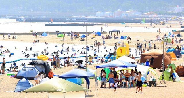 ７月最後の日曜に、海水浴客でにぎわった須磨海岸＝３１日午後、神戸市須磨区