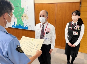 詐欺防止の感謝状を贈られる蔭木慶之さんと友政朋恵さん＝兵庫県たつの市龍野町富永、たつの署