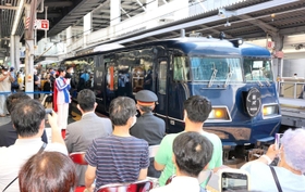 城崎温泉駅に向かう「ウエストエクスプレス銀河」第１便の出発式。多くの乗客や鉄道ファンが集まった＝１日午前、ＪＲ大阪駅