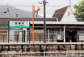 平日の昼間。人影のないＪＲ加古川線の西脇市駅＝西脇市野村町