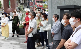 街頭演説に耳を傾ける人たち＝神戸市内（画像の一部を加工しています）
