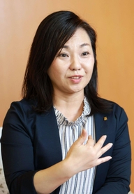 自身が政治家になった経緯や若者の投票行動について語る稲村和美・尼崎市長＝尼崎市役所（撮影・長嶺麻子）